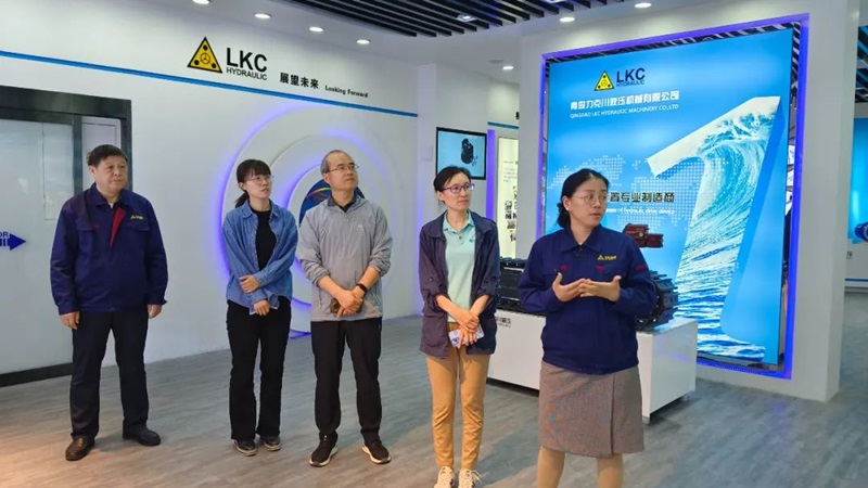 1741239099760576.jpg 中國(guó)工程機(jī)械工業(yè)協(xié)會(huì)設(shè)備管理與維修分會(huì)秘書(shū)長(zhǎng)周馥隆一行蒞臨力克川液壓參觀指導(dǎo)2.jpg